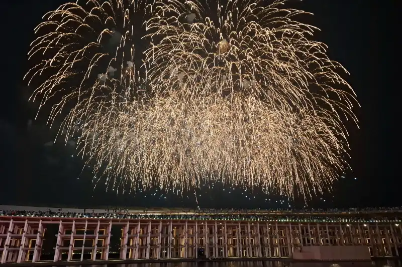 大屋根リングと花火