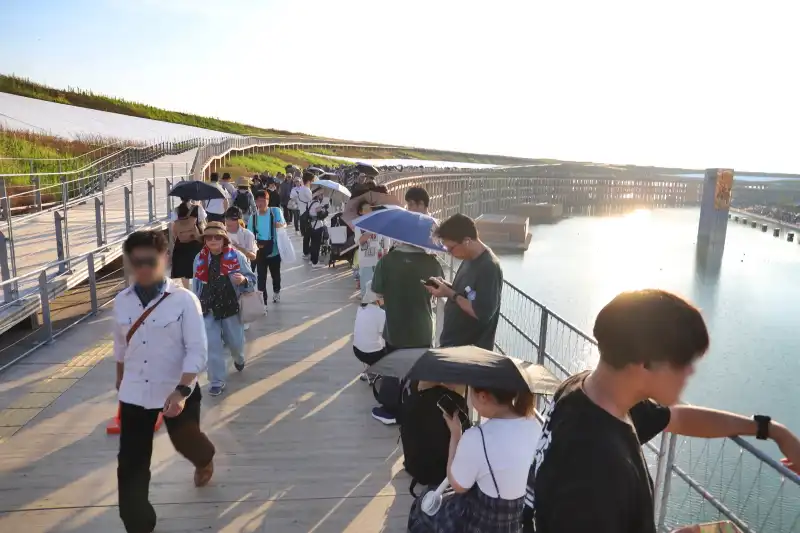 夕方に訪れた時の大屋根リングの様子