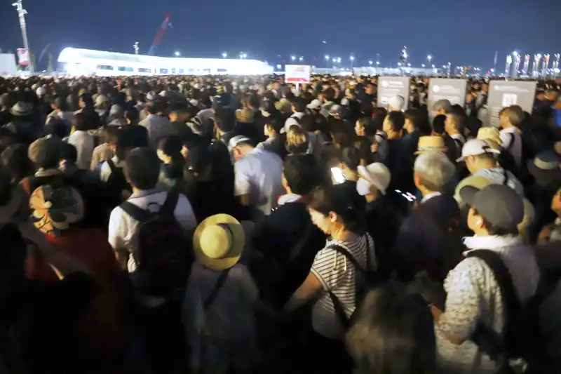 東ゲートを出てからの混雑がひどく、大変な道のり