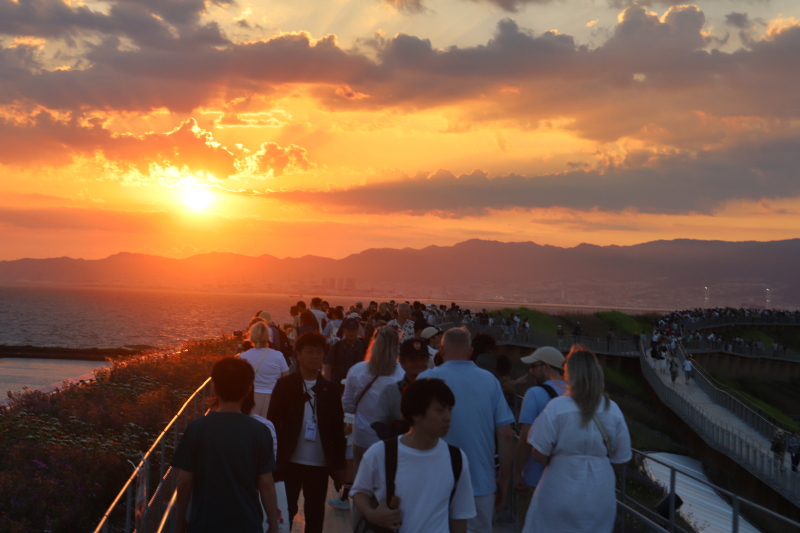 大勢の人が写真を撮っていた大屋根リングの上から眺める夕日