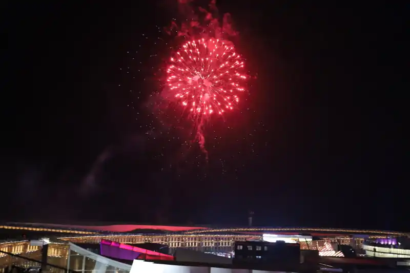 大屋根リングの上に上がる万博花火