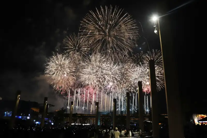 全国で中止になった花火大会の花火を打ち上げ