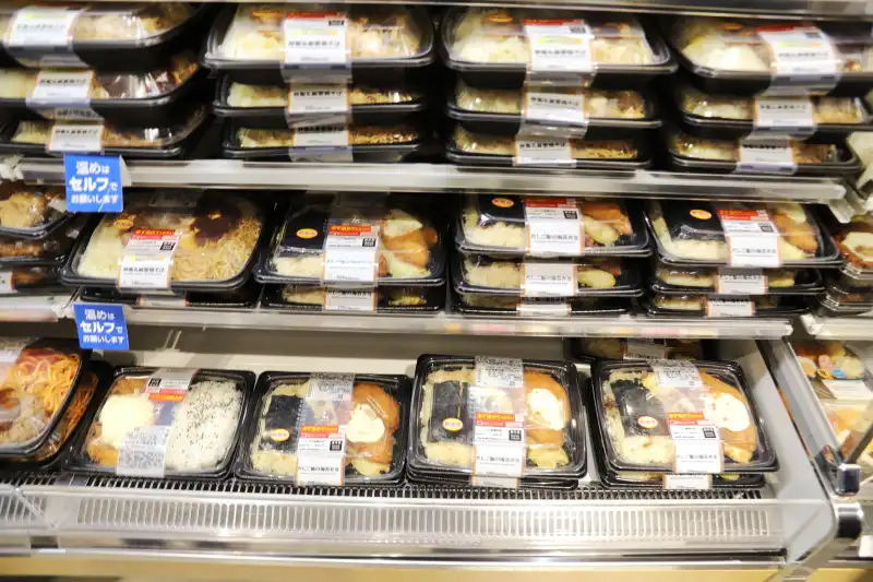 のり弁や炒飯セットなど、ボリュームある弁当も普通に販売
