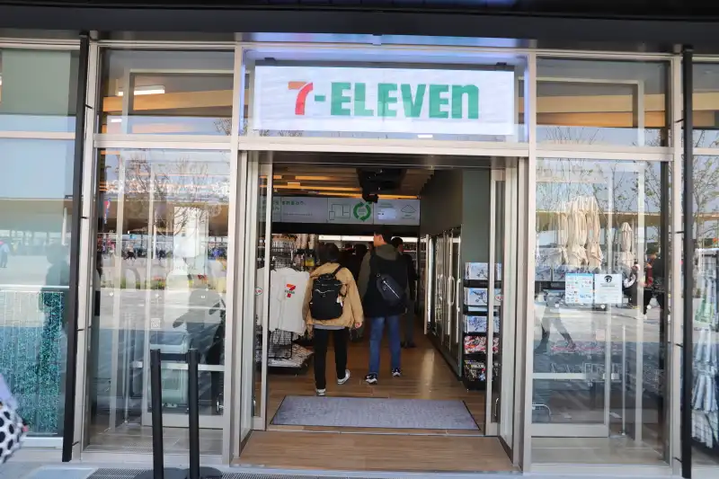 西ゲートを入ったところにあるセブンイレブン「大阪・関西万博西ゲート店」