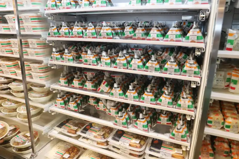 おにぎりやお弁当、サンドウィッチなど、種類も豊富に販売