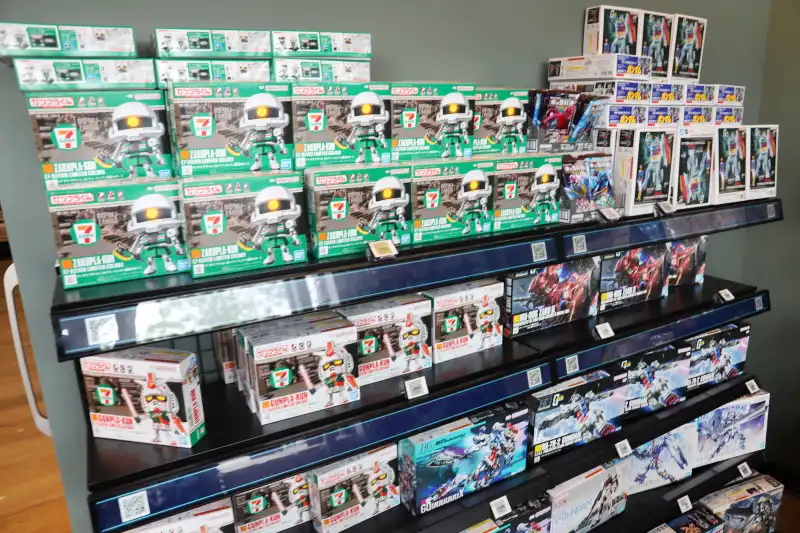 セブンイレブン限定カラーで発売、ガンプラくんとザクプラくん