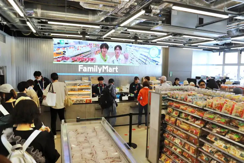 大型のデジタルサイネージを使い、鮮明な映像を映し出している店内
