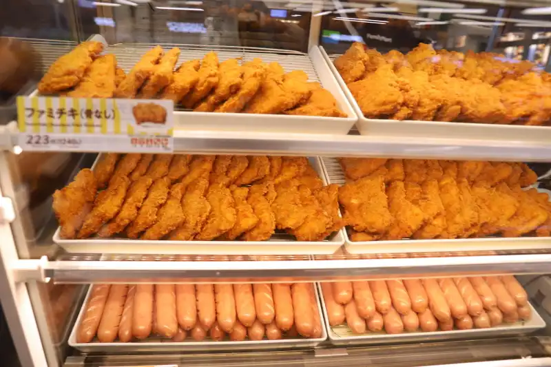 サクサクッとした食感が美味しい、ファミチキとジャンボフランク