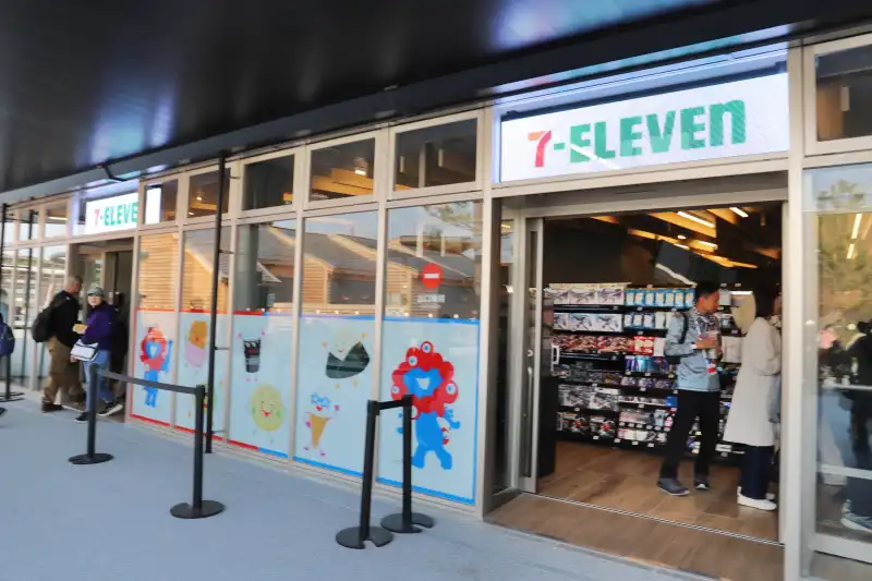 ウォータープラザの西端にあるセブンイレブン「大阪・関西万博ウォータープラザ店」