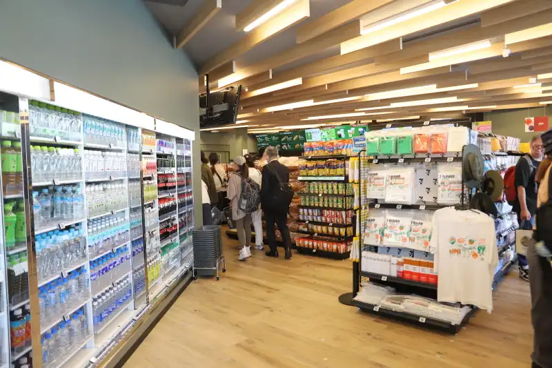 飲食を中心とした商品がたくさんが並ぶ、コンビニ店内