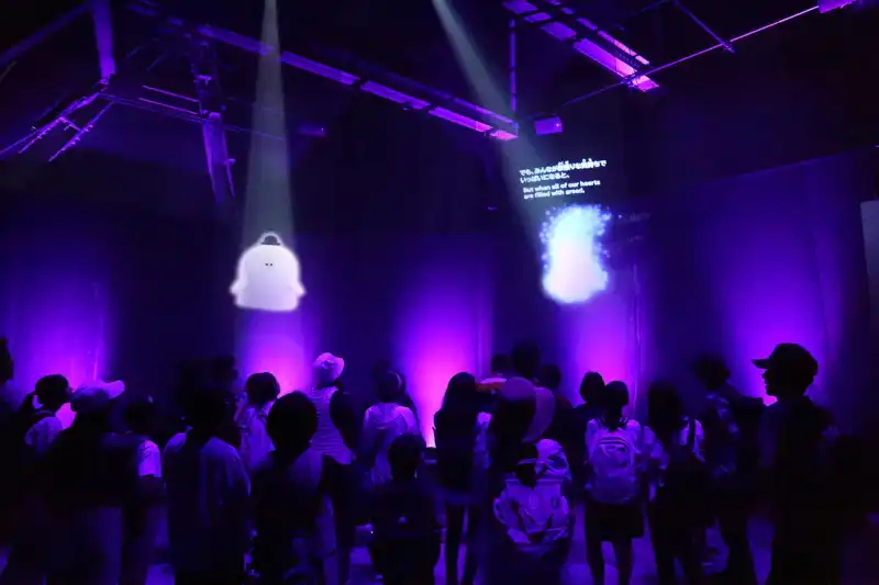 次の映像シアターでは、未来のエネルギーについてストーリー展開