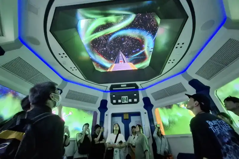 宇宙の映像や振動が伝わり、宇宙ステーションへ向かって上昇