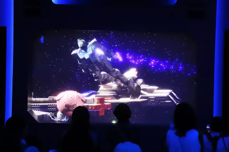 モビルスーツやホワイトベースが登場し、宇宙での作業を見学