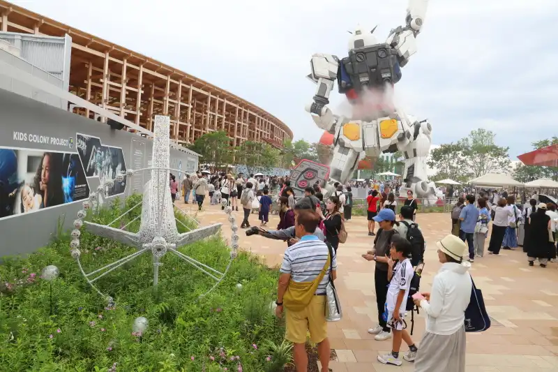 館内の展示が全て終わると外に出てきて屋外スペースを観覧