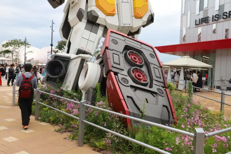 入館しないと見ることのできないガンダムの足の裏側