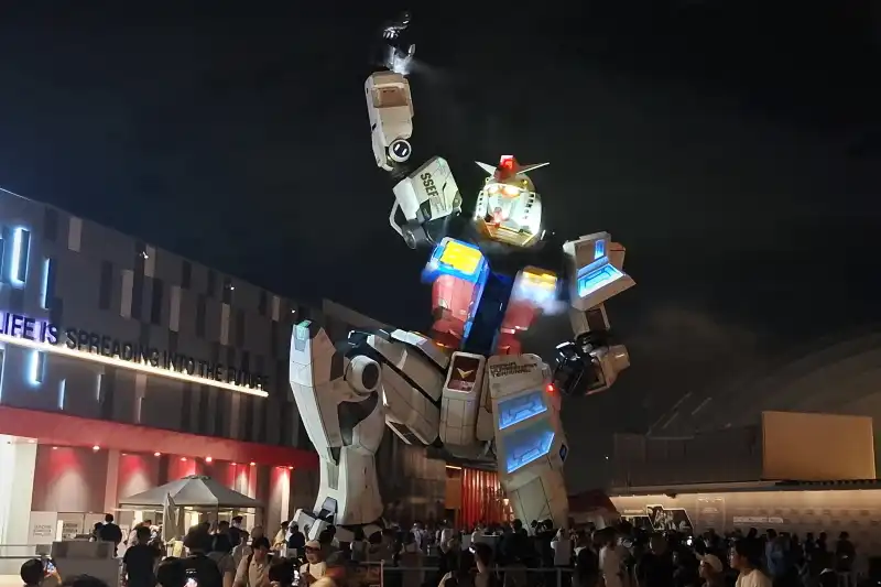 立体的にライトアップされる夜のガンダム