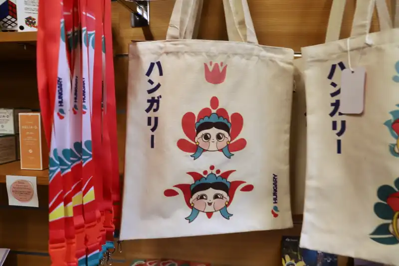 個性的なキャラクターがデザインされたトートバッグ