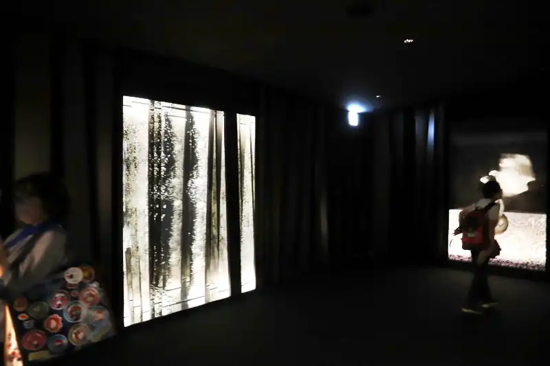 白と黒の世界を立体的に表現しているガラスのアート作品