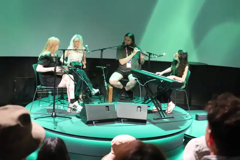 全員が注目する中で演奏が行われ、聞き慣れていない旋律の音楽が感動的