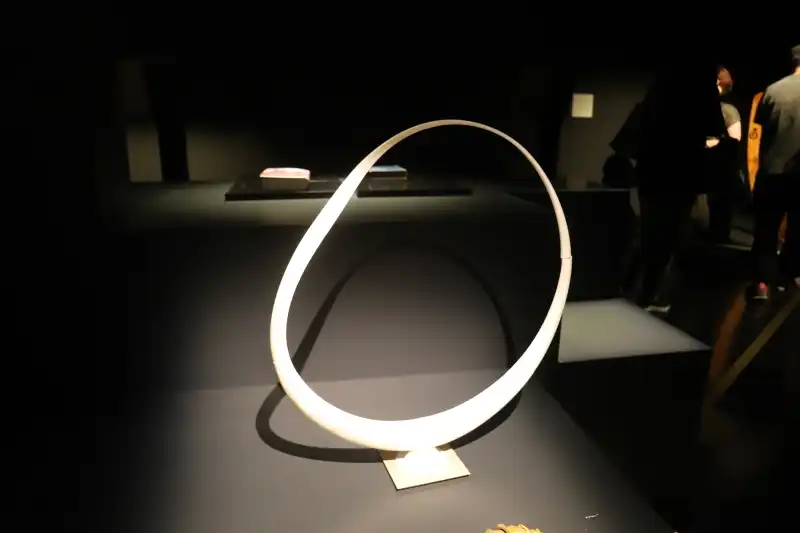 屋外に金色の巨大オプジェとして立ち、「Magnus Rinn」と呼ばれるアート作品
