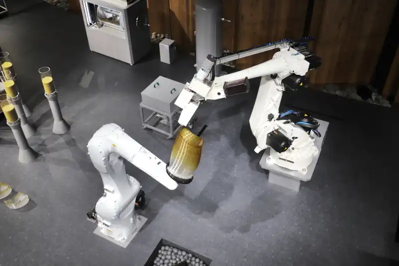 藻類とバイオプラスチックを混ぜ合わせ、工業用３Ｄプリンタで製品化