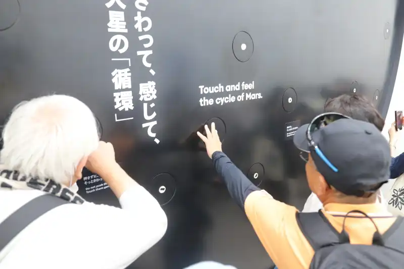 壁には小さな隕石がはめ込まれていて、こちらは指で触ることが可能