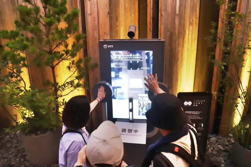 出口付近に設置されている関空にいる人とハイタッチができる機器