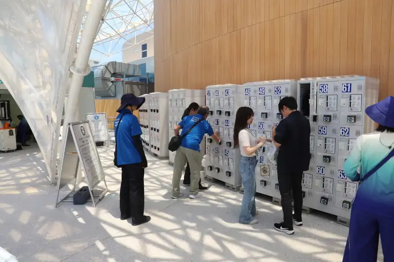 スマホや時計など手荷物は全てロッカーに預けて入館する仕組み