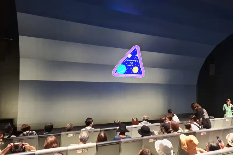 幅11mの曲面スクリーンを使用しも宇宙船をイメージした映像シアター