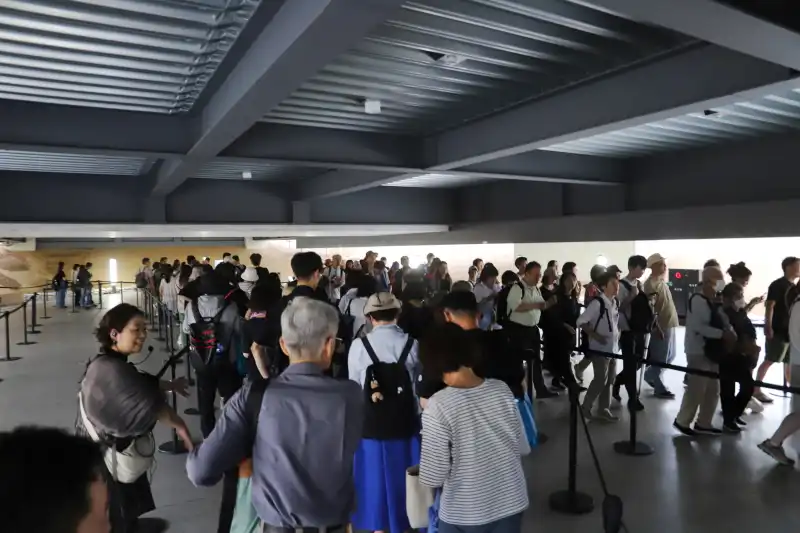 日差しを避け、涼しい風が通り抜ける、建物の地下が入館待機場所