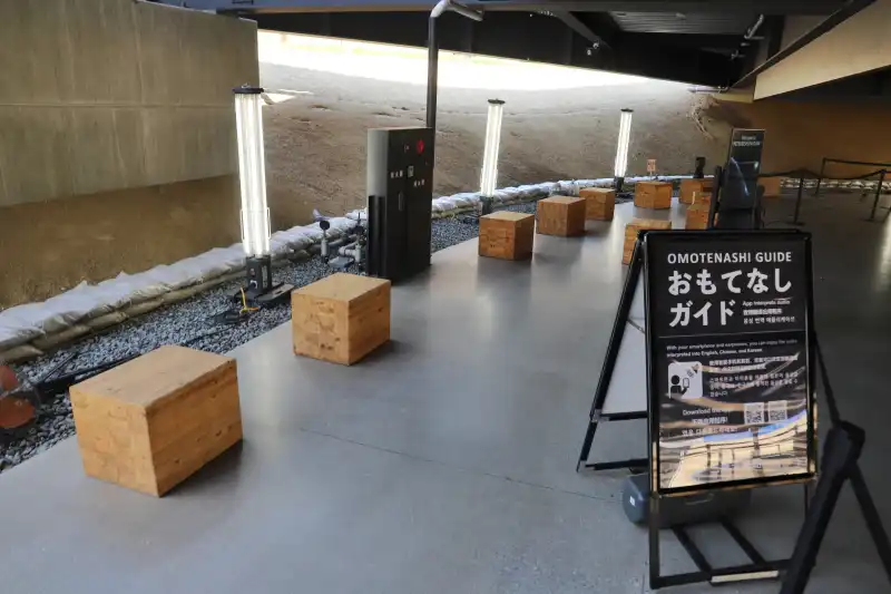 地下の一部にはベンチが置かれていて、休憩場所として一般開放