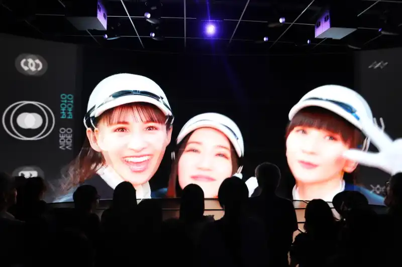当時のパビリオンで着用していたコスチュームで登場するPerfume
