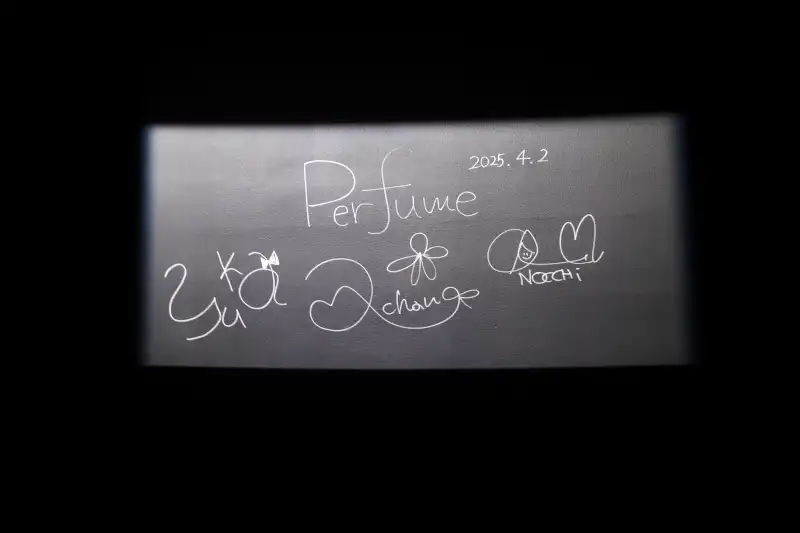 部屋を出るところに飾られているPerfume３人のサイン
