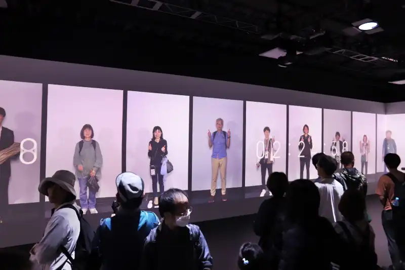 登場する自分のアバターがＡＩによって、笑ったり、若返ったり不思議体験
