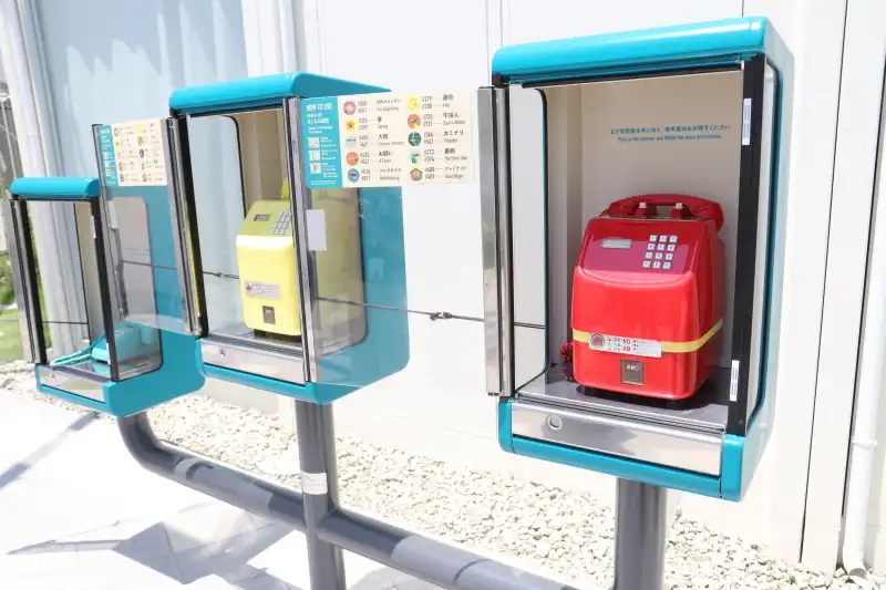 公衆電話など楽しめる機器が置かれている屋外展示