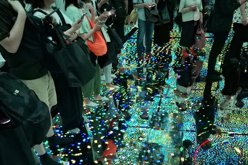 床にも映像モニタが埋め込まれ、靴は脱いで袋に入れ自分で持つ仕組み
