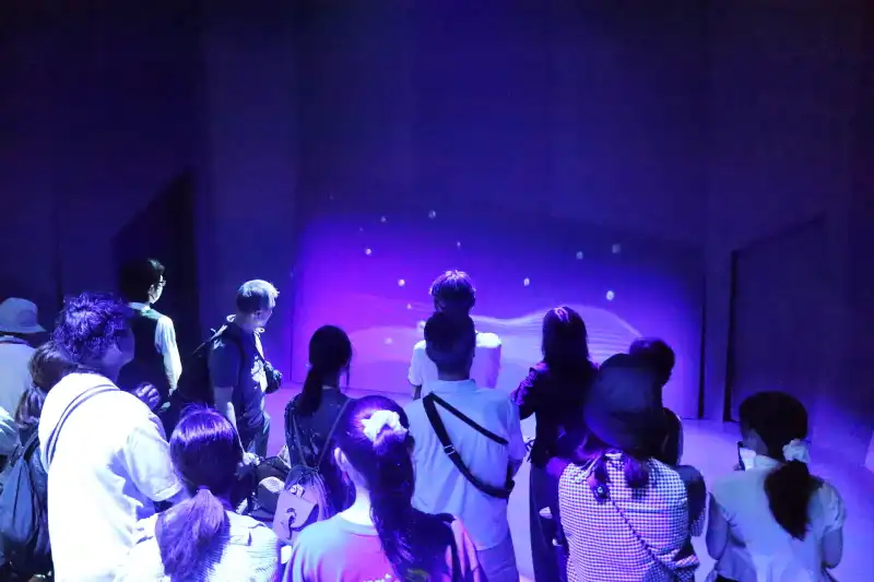 水の世界をつくり出す部屋では、光と音、床からの振動でイメージを演出