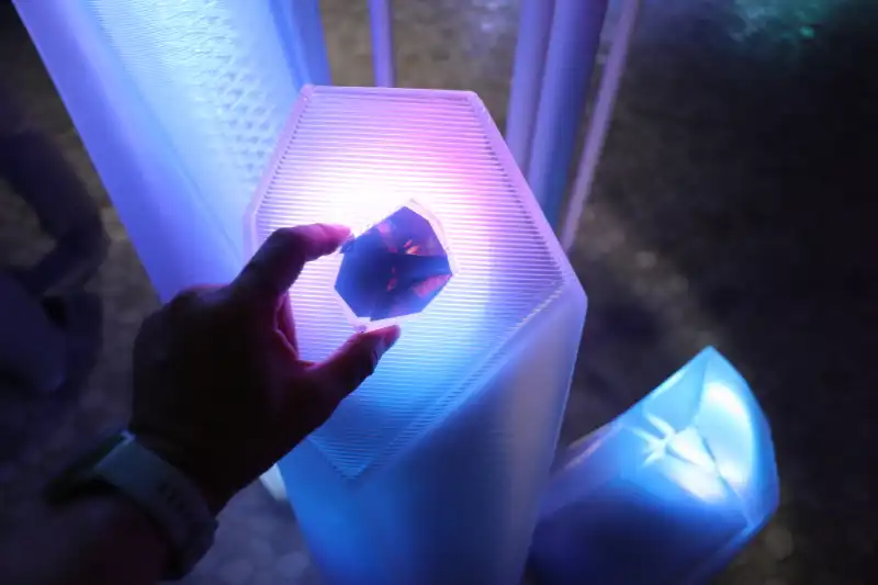 結晶を光の柱にタッチすると、鮮やかな色に変化