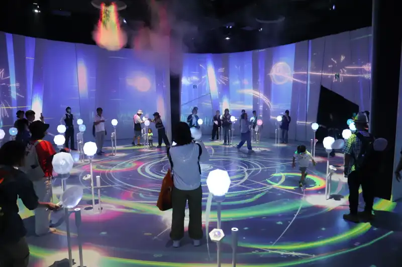 立体サウンドが響き渡り、３６０度に映像が投影されるシアター