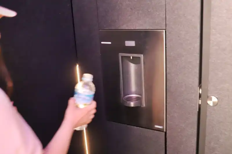 音楽スタジオの出口に設置されている給水器