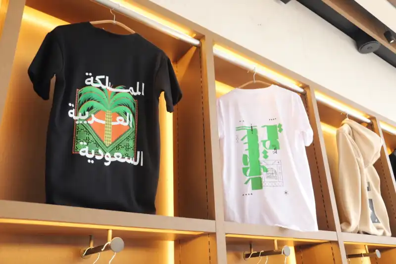 サウジアラビア王国と書かれたアラビア語のＴシャツ