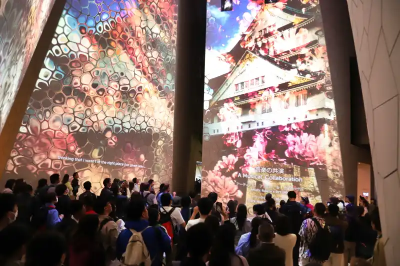 プロジェクションマッピングも行われ、色鮮やかな演出に圧巻の光景