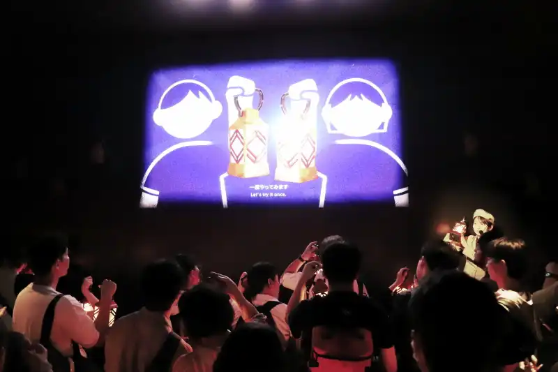 光ったり、音声が聴けたり、ランタンの使い方を全員で確認