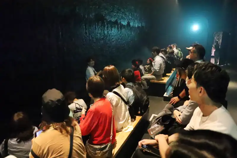 森を出ると座って鑑賞する映像と人が融合したパフォーミングシアター