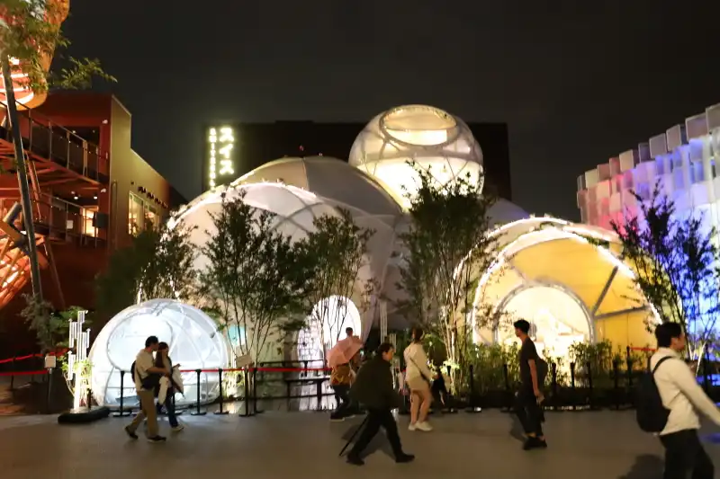 建物が発光するようなあかりが灯る夜のスイスパビリオン