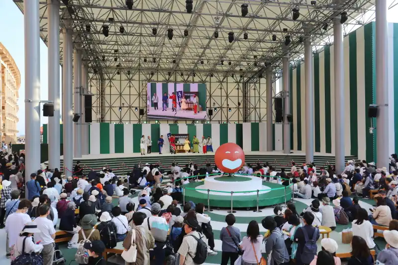 イベントやショーなどが行われる、屋外ステージ「アシタ広場」