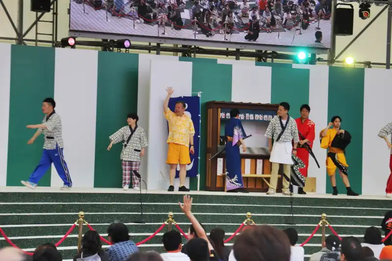 テレビで見る芸人や有名人も登場するコメディショー
