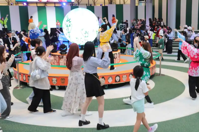 ダンスパフォーマンスを融合させたカラオケ盆踊りを毎日開催