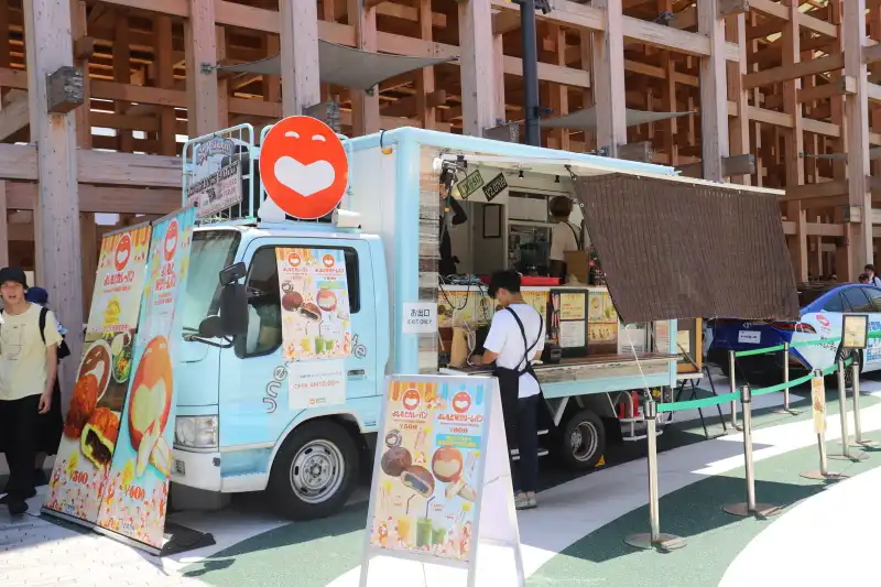 鳴門屋製パンとコラボしているキッチンカー