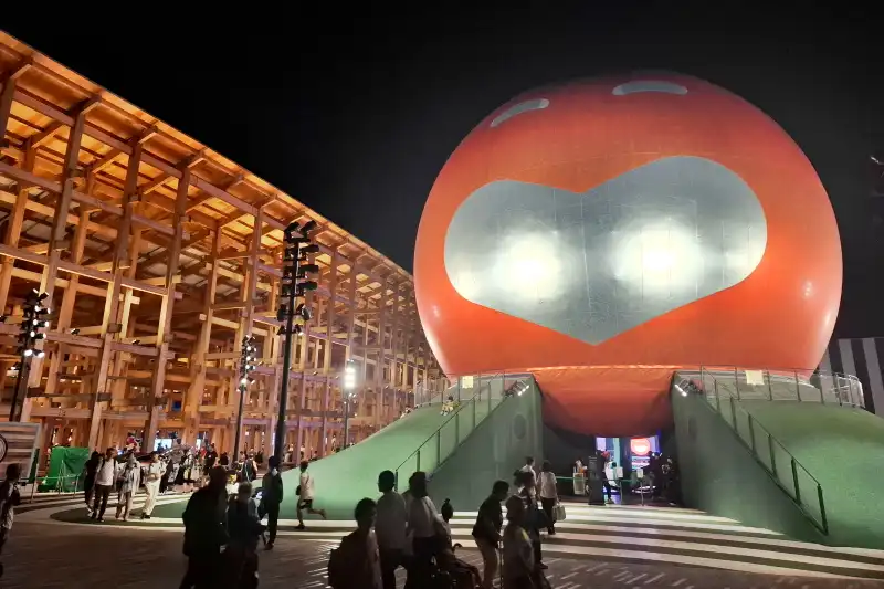 大屋根リングとのライトアップ、夜の吉本館